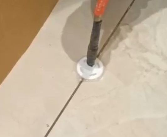 楚雄瓷砖空鼓维修公司专业解答瓷砖在铺贴过程中，如果没有涂抹均匀到位的粘结材料（如水泥砂浆或瓷砖胶），可能会导致以下问题