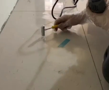 楚雄瓷砖开裂维修公司专业分享瓷砖在铺贴前如果没有沥干水分，将会导致以下问题