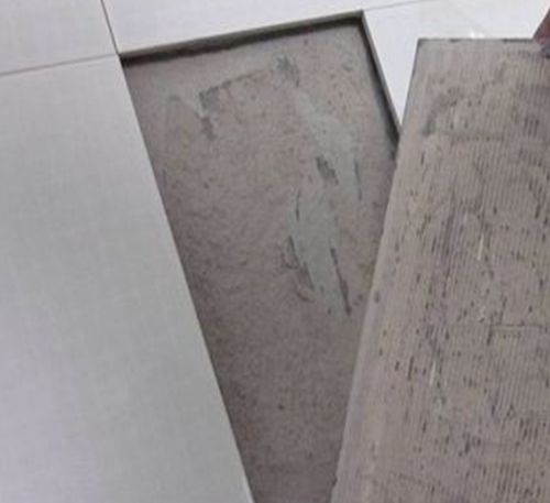 楚雄瓷砖空鼓维修公司分享瓷砖铺贴时如果打浆（即涂抹在瓷砖背面和基层上的砂浆或瓷砖胶）过少，会带来以下问题